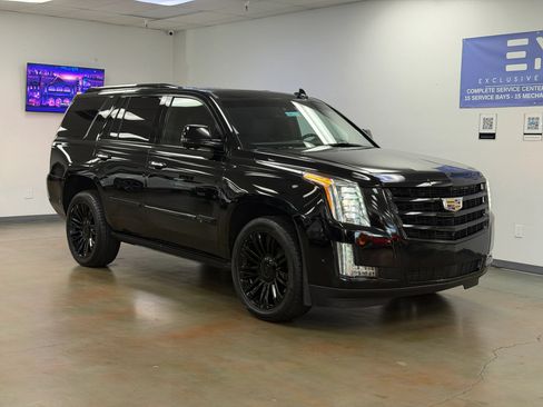 Used 2018 Cadillac Escalade Platinum RWD image 2