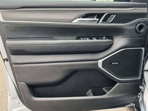 Used 2024 Jeep Wagoneer Series II w/ Flexible Seating Group image 15