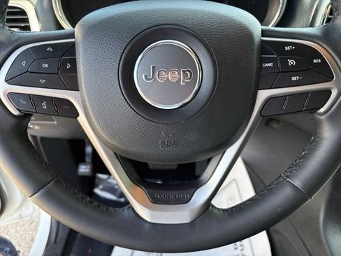 Used 2019 Jeep Grand Cherokee Laredo AWD/4WD image 22