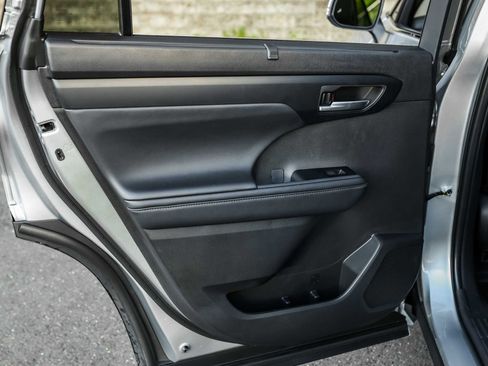 Certified 2025 Toyota Highlander XLE image 20