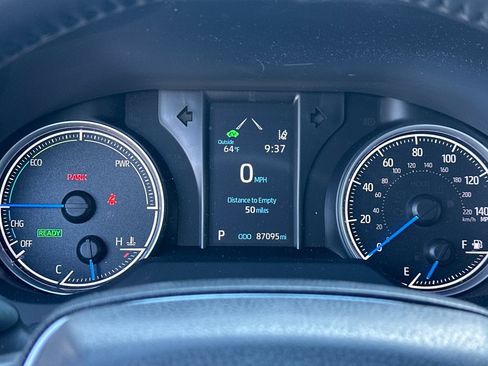 Used 2022 Toyota Venza LE image 40