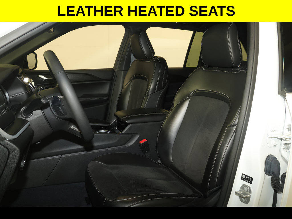 Used 2023 Jeep Grand Cherokee Altitude AWD/4WD image 3