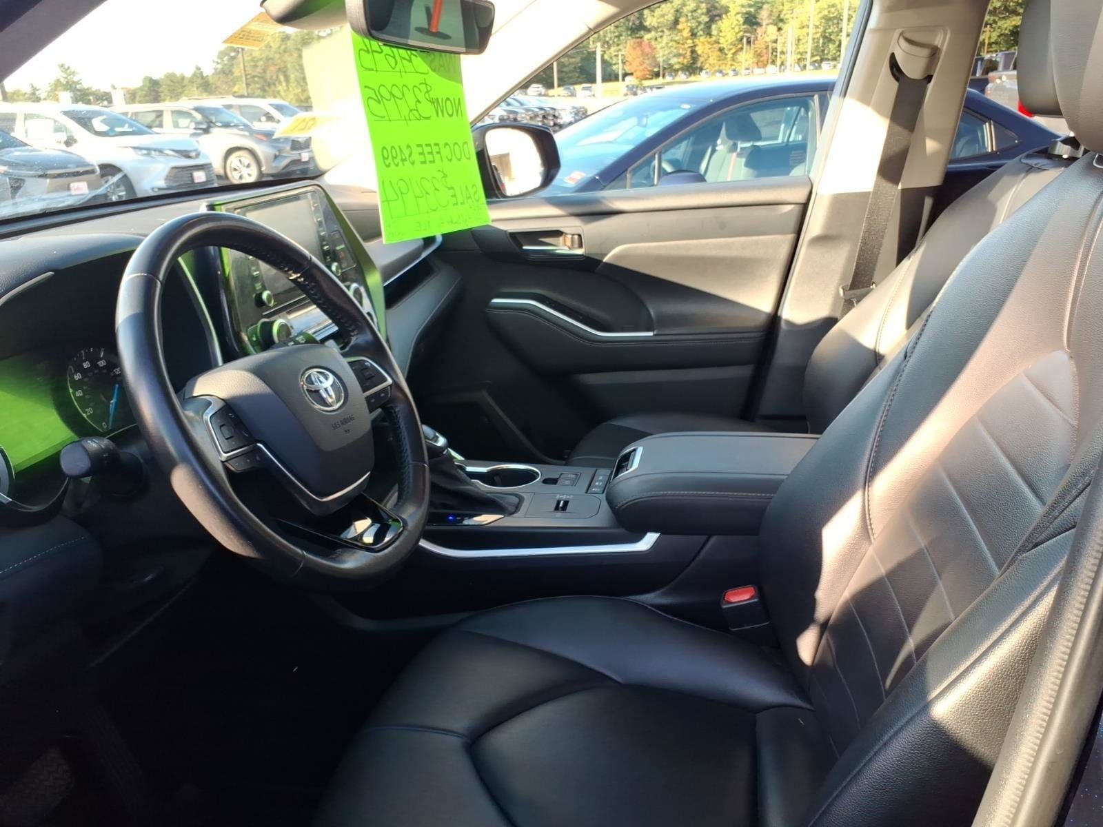 Used 2021 Toyota Highlander XLE AWD/4WD image 7