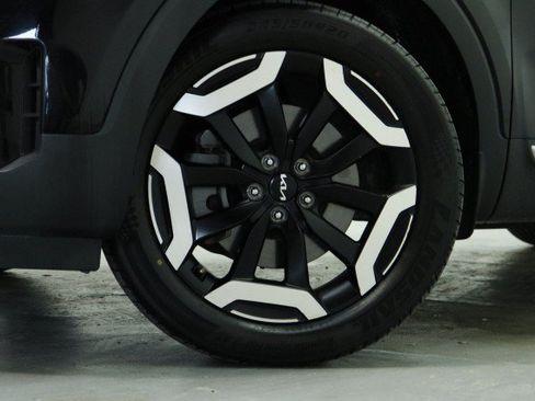 Used 2023 Kia Telluride EX w/ EX Captain's Chair Package FWD image 3