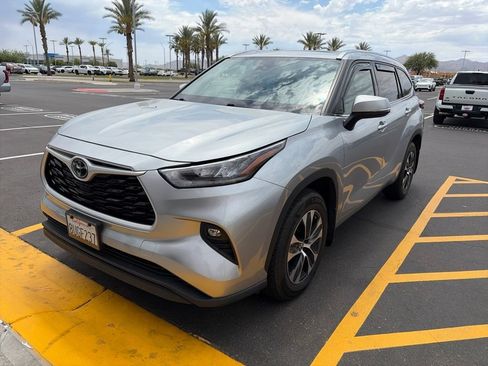 Used 2020 Toyota Highlander XLE AWD/4WD image 2