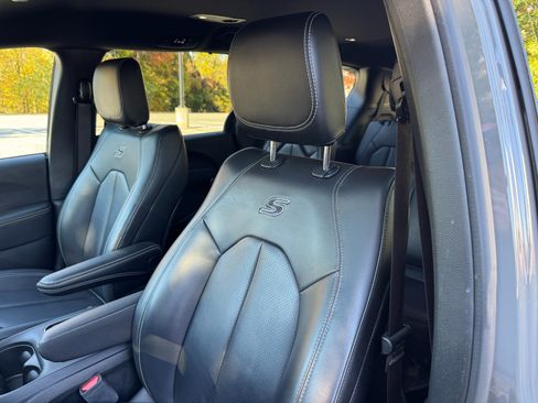 Used 2023 Chrysler Pacifica Touring-L w/ S Appearance Package image 23