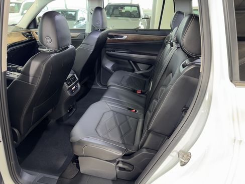 Used 2024 Volkswagen Atlas SE FWD image 16