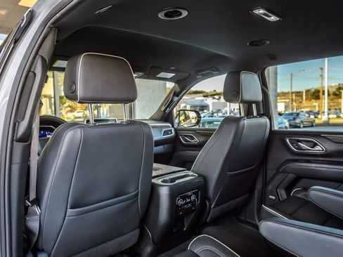 Used 2023 Chevrolet Suburban Premier image 25