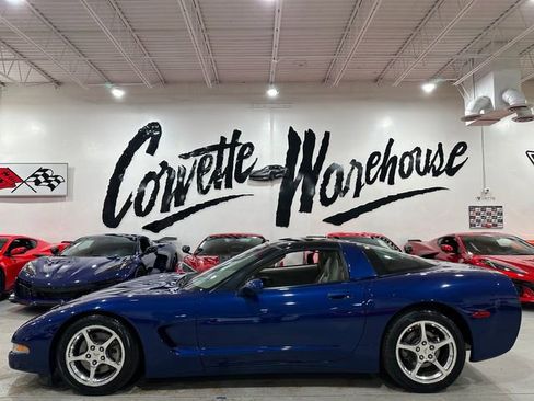 Used 2004 Chevrolet Corvette Coupe w/ Preferred Equipment Group RWD image 2