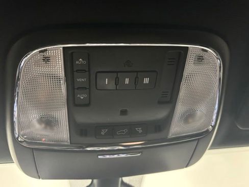 Used 2022 Jeep Grand Cherokee Laredo X AWD/4WD image 36