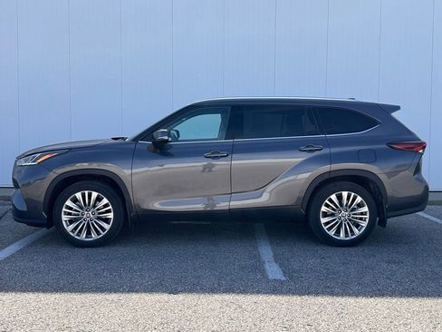 Used 2024 Toyota Highlander Platinum AWD/4WD image 2