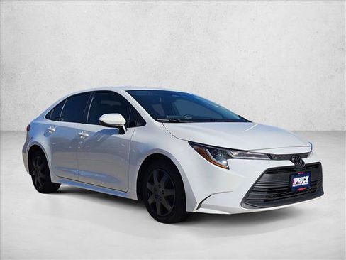 Used 2023 Toyota Corolla LE image 3