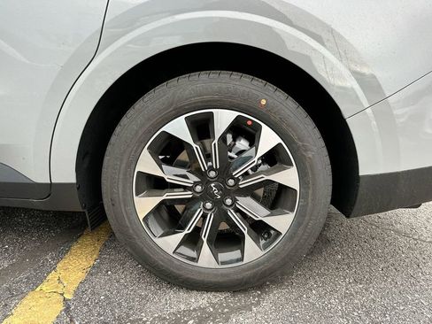 Used 2024 Kia Carnival EX FWD image 28