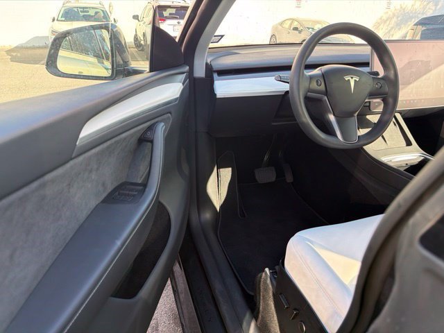Used 2024 Tesla Model Y Long Range AWD/4WD image 18