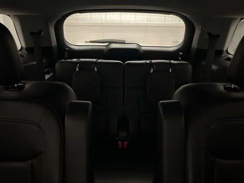 Used 2022 Ford Explorer XLT w/ Equipment Group 202A image 12