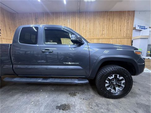 Used 2018 Toyota Tacoma TRD Off-Road AWD/4WD image 5