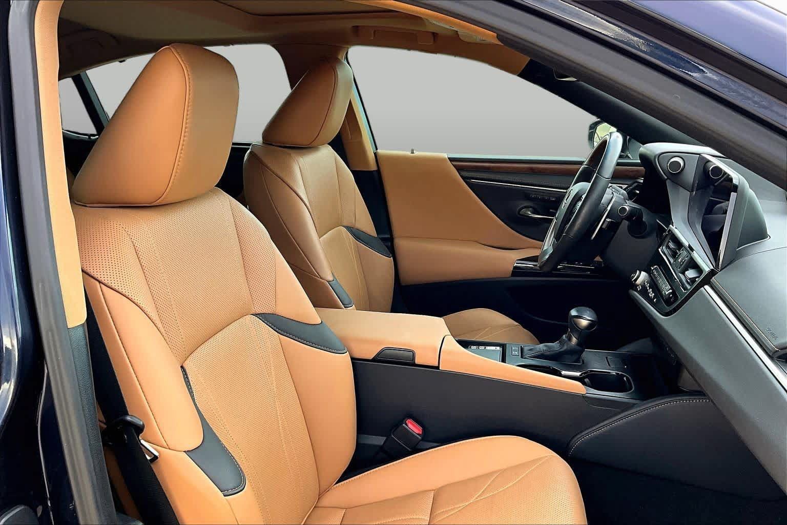 Used 2023 Lexus ES 300h Ultra Luxury w/ Accessory Package (Z2) FWD image 9
