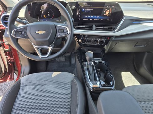 Used 2025 Chevrolet Trax LT w/ LT Convenience Package FWD image 17