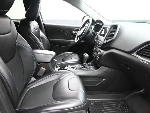 Used 2019 Jeep Cherokee Latitude Plus AWD/4WD image 7