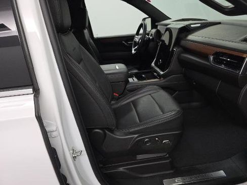 Used 2025 GMC Yukon Denali image 7