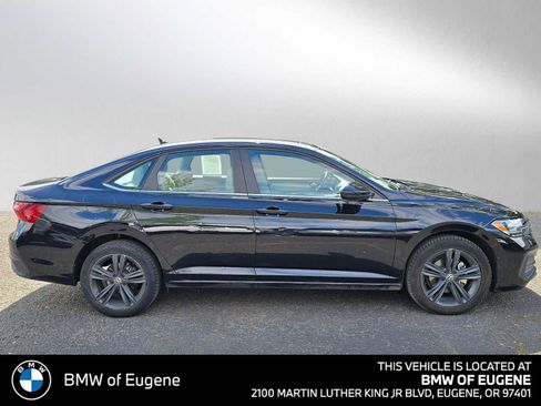 Used 2022 Volkswagen Jetta SE FWD image 2