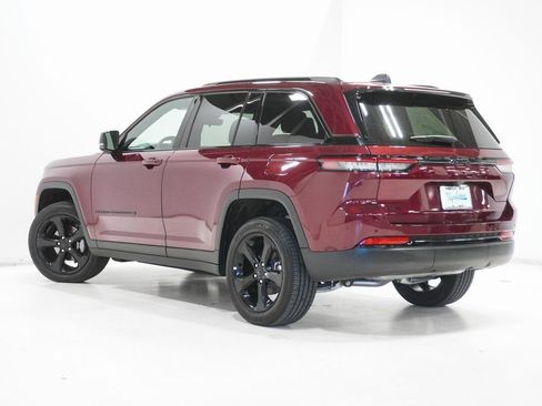 Used 2025 Jeep Grand Cherokee Altitude image 5