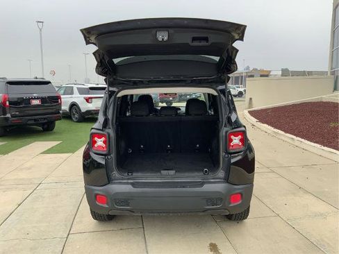 Used 2018 Jeep Renegade Latitude w/ Cold Weather Group AWD/4WD image 13