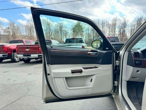 Used 2006 Chrysler 300 C w/ Navigation & Sound Group II image 9