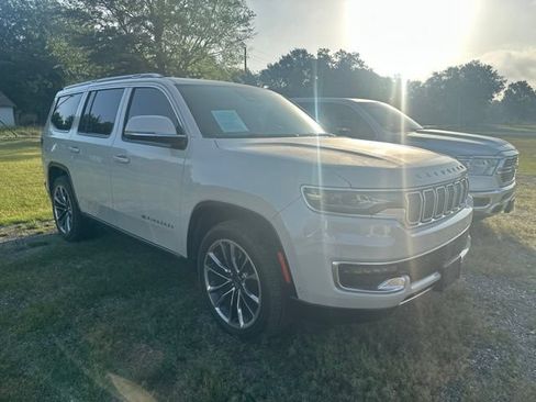 Used 2022 Jeep Wagoneer Series III w/ Premium Group I AWD/4WD image 3