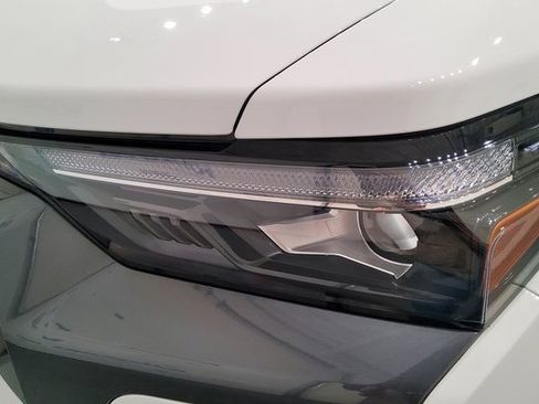 Used 2024 Chevrolet Colorado LT w/ LT Convenience Package III image 7