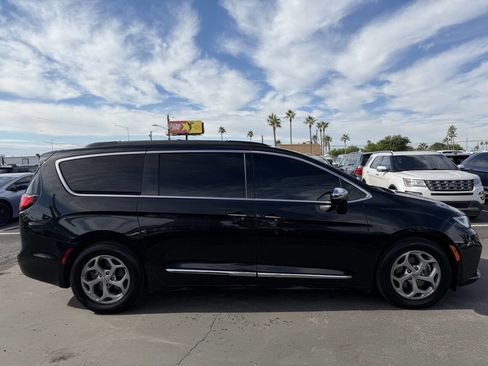 Used 2022 Chrysler Pacifica Limited image 10