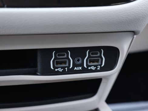 Used 2024 Chrysler Pacifica Touring-L FWD image 23