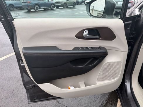 Used 2018 Chrysler Pacifica Touring-L w/ Advanced Safetytec Group image 18