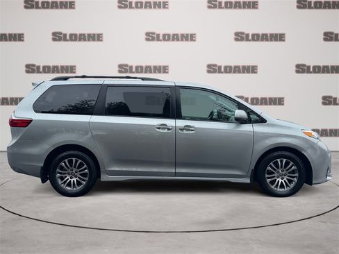 Used 2020 Toyota Sienna XLE w/ Carpet Mat Package image 6
