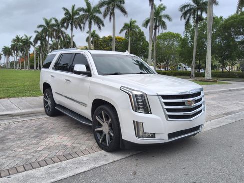 Used 2016 Cadillac Escalade Luxury RWD image 1