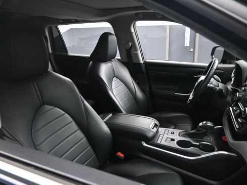 Used 2020 Toyota Highlander XLE image 22