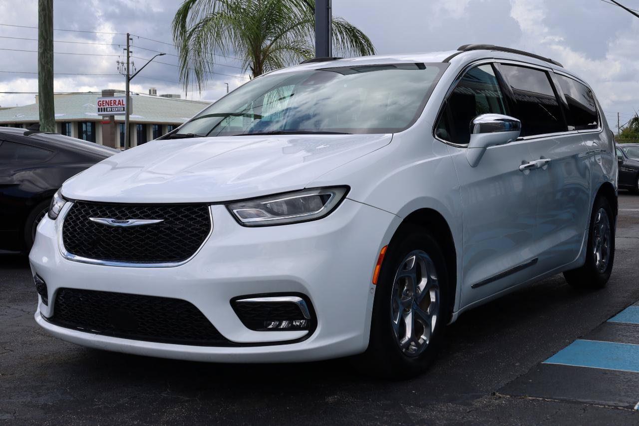 Used 2022 Chrysler Pacifica Limited FWD image 2