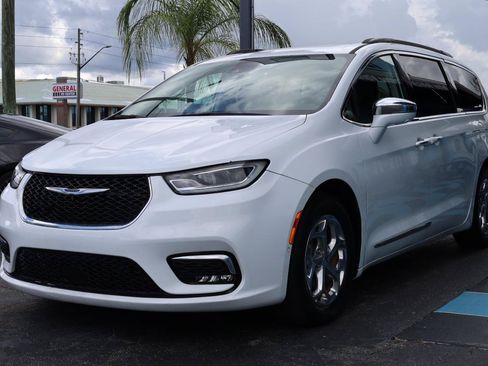 Used 2022 Chrysler Pacifica Limited FWD image 2