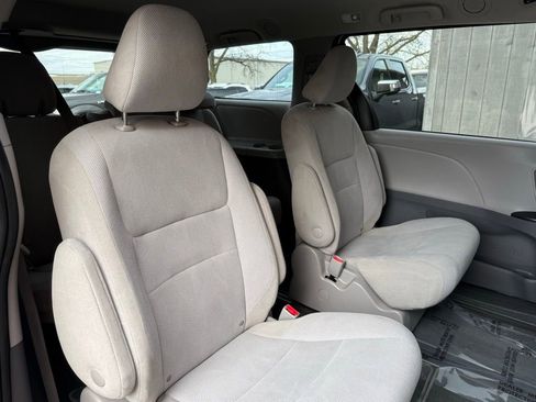 Used 2020 Toyota Sienna L image 18