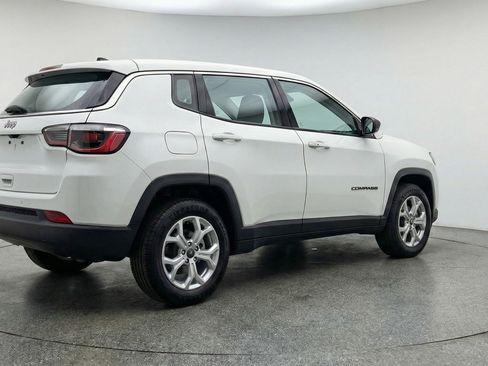 Used 2025 Jeep Compass Latitude image 9