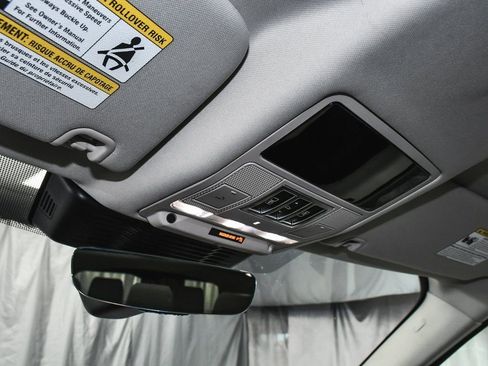 Used 2025 Land Rover Discovery S image 41