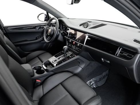 Certified 2026 Porsche Macan AWD/4WD image 23