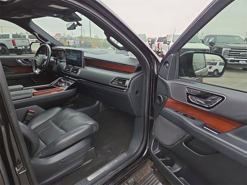 Used 2022 Lincoln Navigator Reserve image 13