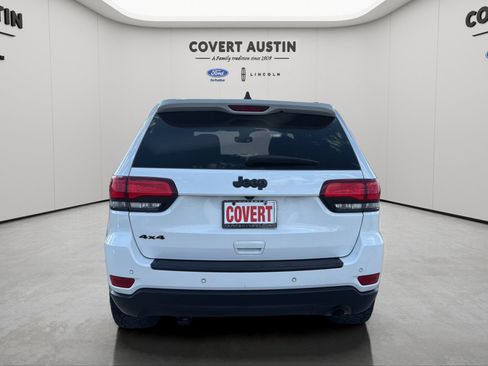Used 2019 Jeep Grand Cherokee Laredo AWD/4WD image 4