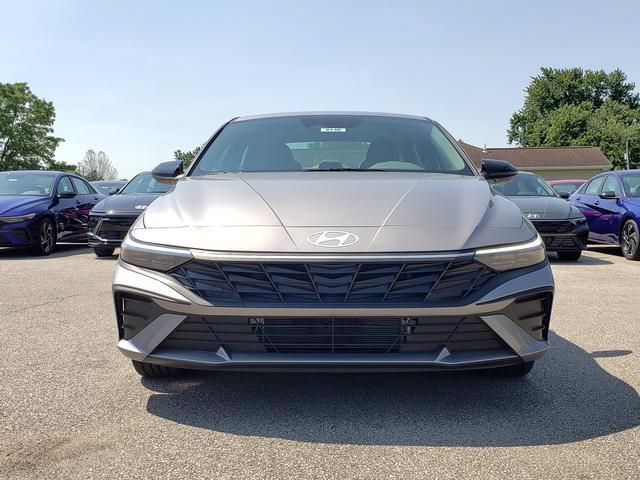 Certified 2025 Hyundai Elantra SEL FWD image 2