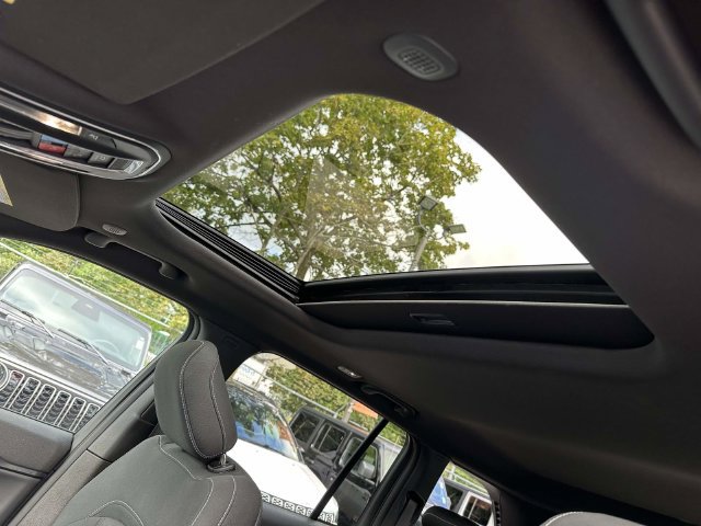Certified 2025 Jeep Grand Cherokee Laredo X w/ Luxury Tech Group I AWD/4WD image 18