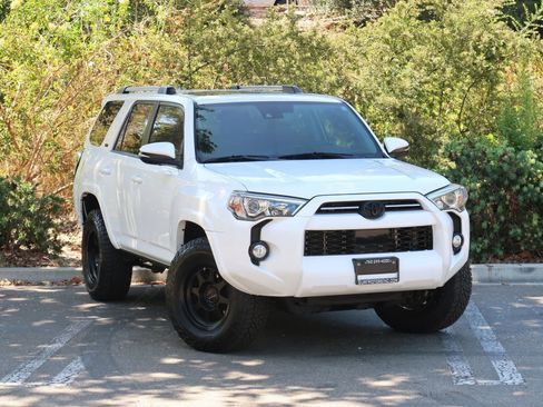 Used 2020 Toyota 4Runner SR5 Premium w/ Moonroof Package AWD/4WD image 2