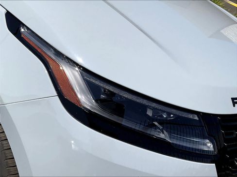 New 2025 Land Rover Range Rover Velar Dynamic SE image 31