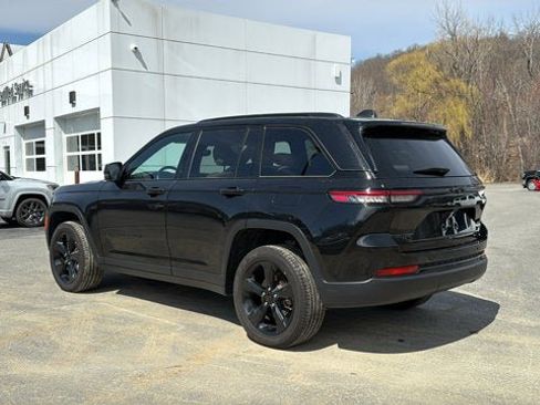 Certified 2024 Jeep Grand Cherokee Limited w/ Black Appearance Package image 8