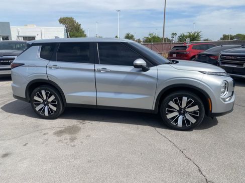 Used 2025 Mitsubishi Outlander SE image 4